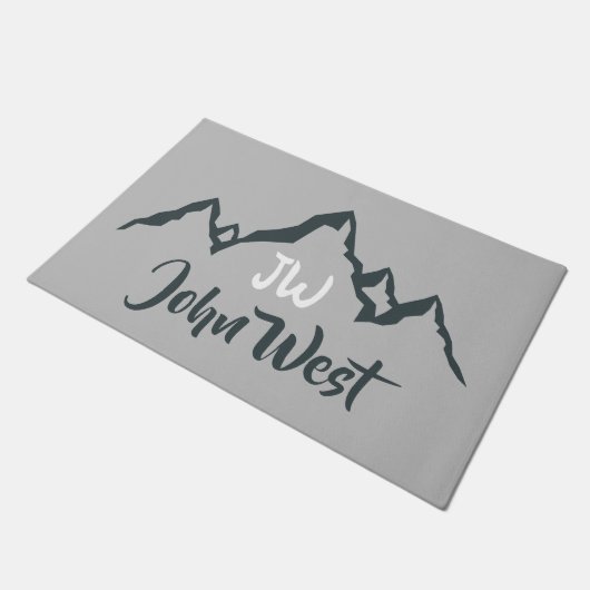 Gezeichnet Bergkette personalisierbare Monogramm Fußmatte (Schrägansicht)