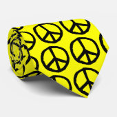 Gezeichnet Friedenssymbol - Schwarz auf Gelb FFFF0 Krawatte (Gerollt)