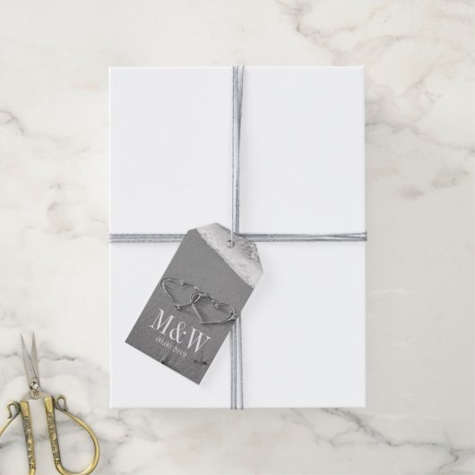 Gezeichnet Herzen in Sand Strand Hochzeit Gutes Ge Geschenkanhänger (Mit Garn)