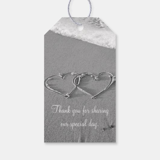 Gezeichnet Herzen in Sand Strand Hochzeit Gutes Ge Geschenkanhänger (Rückseite)