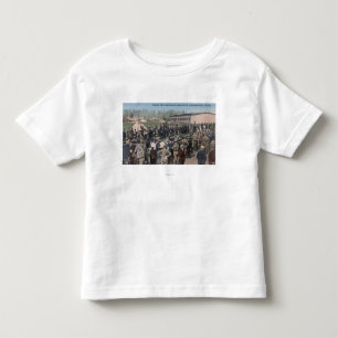 Gezeichnete Männer, die berichten, um zu kampiere Kleinkind T-shirt