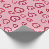 Gezeichnetes rosa Valentines-Herz-Muster auf Geschenkpapier (Ecke)