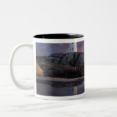 Gezeiten-Pool durch Leuchtturm Zweifarbige Tasse (Links)