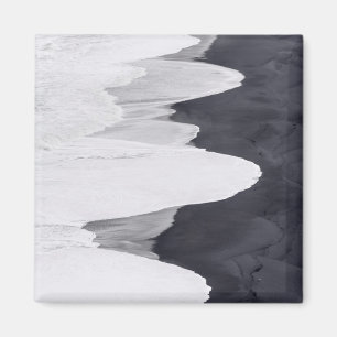 Gezeiten waschen über den schwarzen Strand Magnet