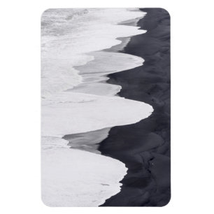 Gezeitenwaschen über schwarzem Strand Magnet