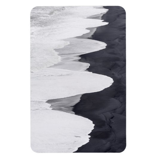 Gezeitenwaschen über schwarzem Strand Magnet (Vertikal)