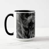 gezogene Quadrate, schwarz-graue Pinselstriche Tasse (Links)