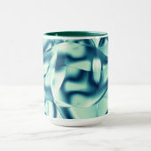 Gezwirnte, grünlich blaue Formen, schimmernde Zyan Tasse (Zentrum)