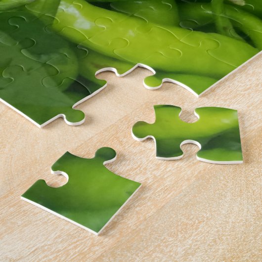 Gezwirntes Wirrwarr aus grünen heißen Paprikaschot Puzzle (Seite)