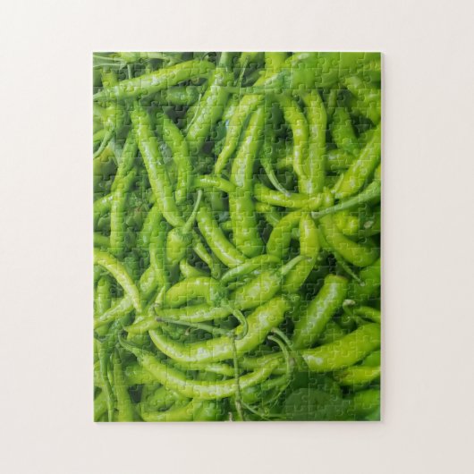 Gezwirntes Wirrwarr aus grünen heißen Paprikaschot Puzzle (Vertikal)