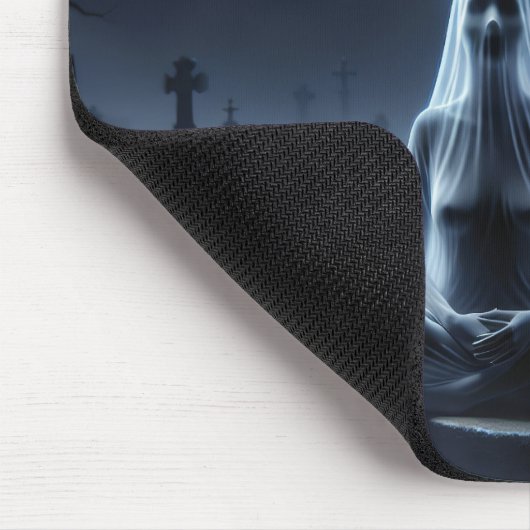 Ghost-Frau in einem Friedhof Mousepad (Ecke)
