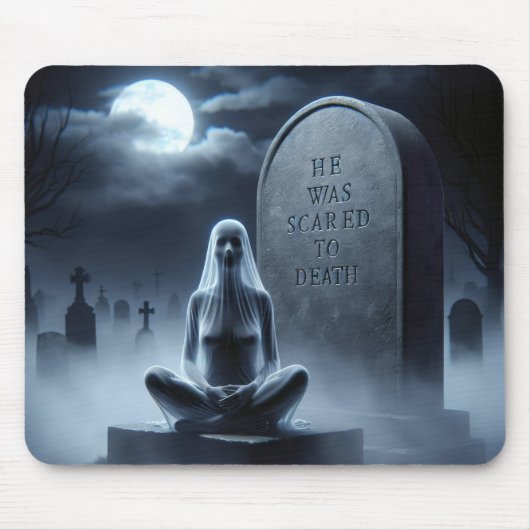 Ghost-Frau in einem Friedhof Mousepad (Vorne)