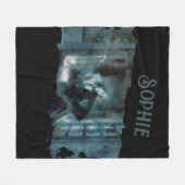 Ghost Girl in Blue – Haunting Surreal Art Fleecedecke (Vorderseite (Horizontal))