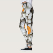 Ghost Pumpkins mit einer sneakfarbenen Orange Leggings (Links)