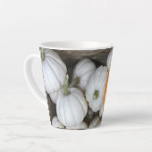 Ghost Pumpkins mit einer sneakfarbenen Orange Milchtasse (Linke Ecke)