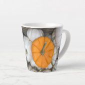 Ghost Pumpkins mit einer sneakfarbenen Orange Milchtasse (Rechte Ecke)