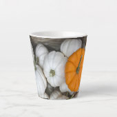 Ghost Pumpkins mit einer sneakfarbenen Orange Milchtasse (Vorderseite)