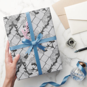 Ghost-Rose Klettern eines Kettenverbindungszauns N Geschenkpapier