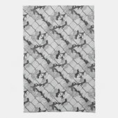 Ghost-Rose Klettern eines Kettenverbindungszauns N Handtuch (Vertikal)