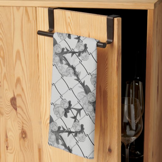 Ghost-Rose Klettern eines Kettenverbindungszauns N Handtuch (Drittel gefaltet)