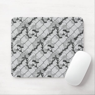 Ghost-Rose Klettern eines Kettenverbindungszauns N Mousepad