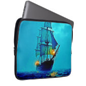 Ghosted Tall Ship Sea Voyage Design Laptopschutzhülle (Vorne Rechts)