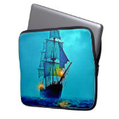 Ghosted Tall Ship Sea Voyage Design Laptopschutzhülle (Vorderseite Links)