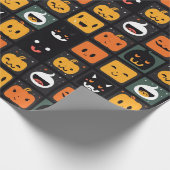 Ghosts and pumpkins emoji on Halloween Geschenkpapier (Ecke)