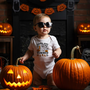 Ghoul hat gerade ein Halloween 1. Geburtstagsghost Kleinkind T-shirt
