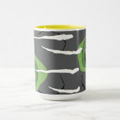 Ghoulishly Fun Zombie Pun Scratched Tasse (Zentrum)