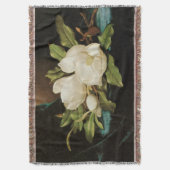 Giant Magnolias auf einem blauen Samttuch von MJ H Decke (Vorderseite Vertikal)