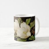 Giant Magnolias auf einem blauen Samttuch von MJ H Kaffeetasse (VorderseiteRechts)