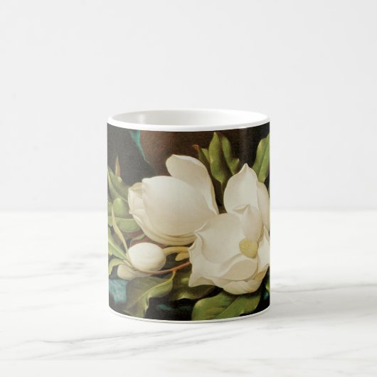 Giant Magnolias auf einem blauen Samttuch von MJ H Kaffeetasse (Mittel)