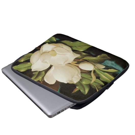 Giant Magnolias auf einem blauen Samttuch von MJ H Laptopschutzhülle (Vorne Knopf)