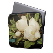 Giant Magnolias auf einem blauen Samttuch von MJ H Laptopschutzhülle (Vorderseite Links)