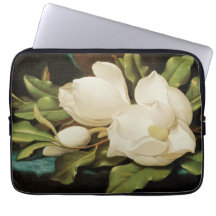 Giant Magnolias auf einem blauen Samttuch von MJ H