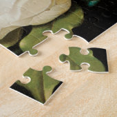 Giant Magnolias auf einem blauen Samttuch von MJ H Puzzle (Seite)