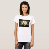 Giant Magnolias auf einem blauen Samttuch von MJ H T-Shirt (Vorne ganz)