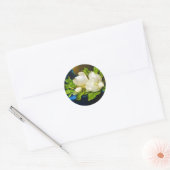 Giant Magnolias auf einer blauen Velvet-Leinwand Runder Aufkleber (Umschlag)