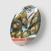 Giant Mussels Tsukiji Fish Market, Tokio, Japan Runde Wanduhr (Winkel)
