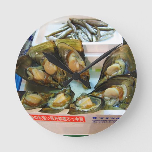 Giant Mussels Tsukiji Fish Market, Tokio, Japan Runde Wanduhr (Vorderseite)