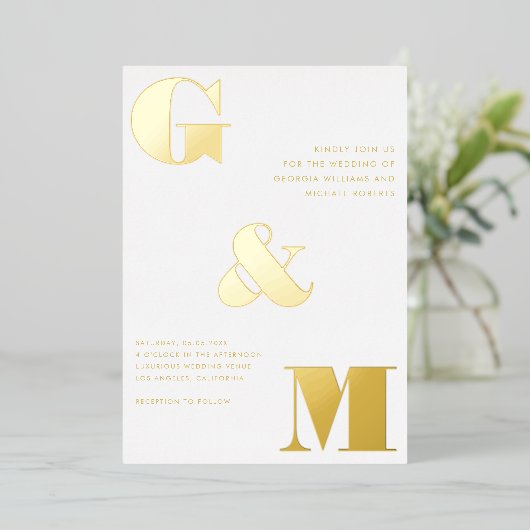 Giant Oversified Text Stylish Monogram Wedding Rea Folieneinladung (Stehend vorne)