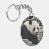 Giant Panda auf Steinen Schlüsselanhänger (Vorderseite links)