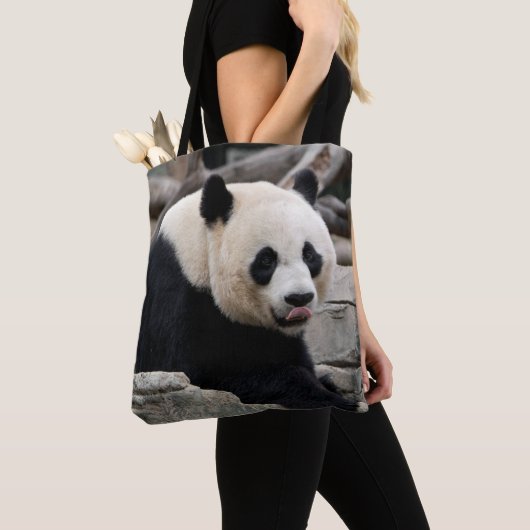 Giant Panda auf Steinen Tasche (Von Nahem)