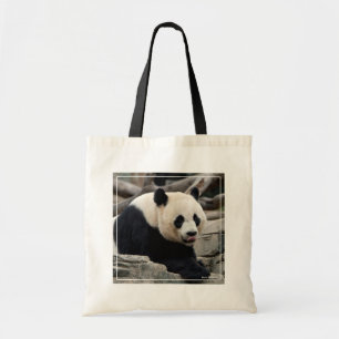 Giant Panda auf Steinen Tragetasche