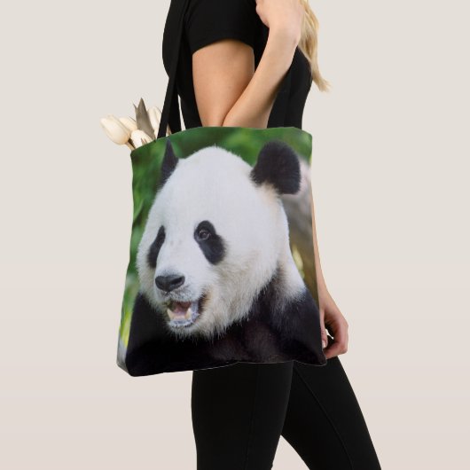 Giant Panda Eating Bamboo Tasche (Von Nahem)