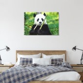 Giant Panda Holding Bamboo Leinwanddruck (Insitu (Schlafzimmer))