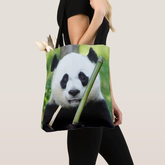 Giant Panda Holding Bamboo Tasche (Von Nahem)