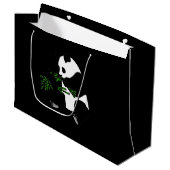 Giant Panda isst Bamboo Black Große Geschenktüte (Vorderseite Schrägansicht)