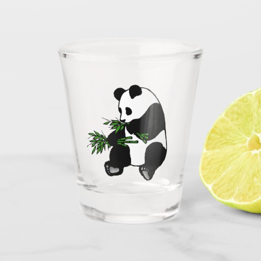 Giant Panda isst Bamboo Schnapsglas (Vorderseite)